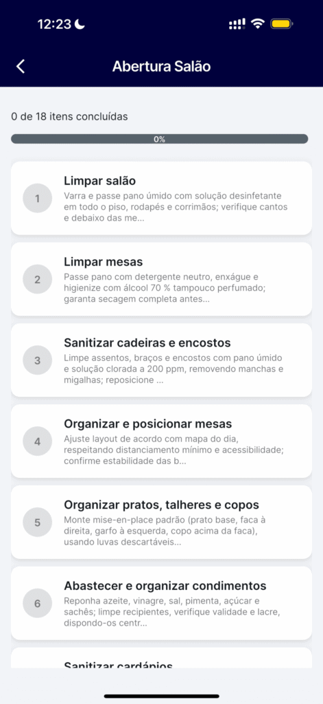 Tela do aplicativo Koncluí no checklist Abertura Salão, mostrando 0 de 18 itens concluídos e a lista numerada de tarefas: limpar salão, limpar mesas, sanitizar cadeiras, organizar mesas, organizar pratos e talheres e abastecer condimentos, cada uma com a instrução do que fazer.