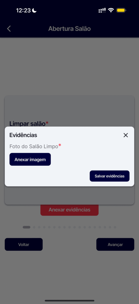Mesma tela do checklist Abertura Salão com a janela de Evidências aberta, pedindo foto do salão limpo como prova obrigatória do item, com os botões Anexar imagem e Salvar evidências.